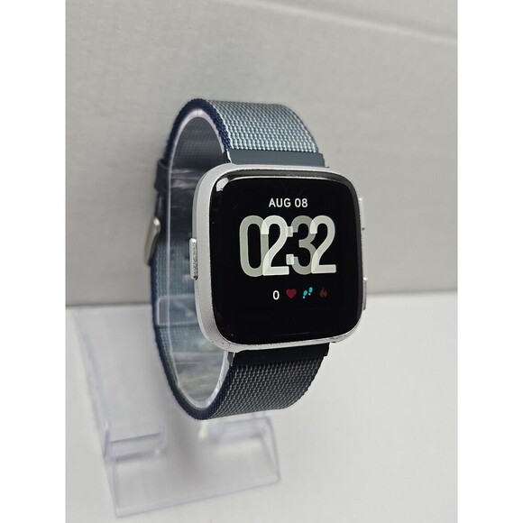 Fitbit Versa FB504 Smartwatch Fitness Heart Rate Bluetooth Extr Bands No Charger - Picture 3 of 13